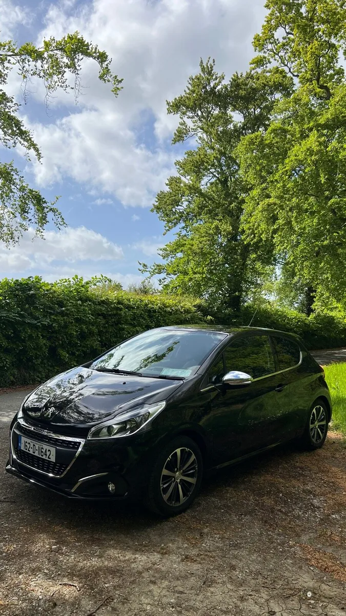 2016 Peugeot 208 - only 34,000 KM - Like New - Image 4