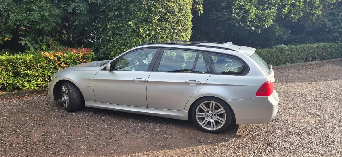 BMW 3-Series 2011 Touring - Image 2