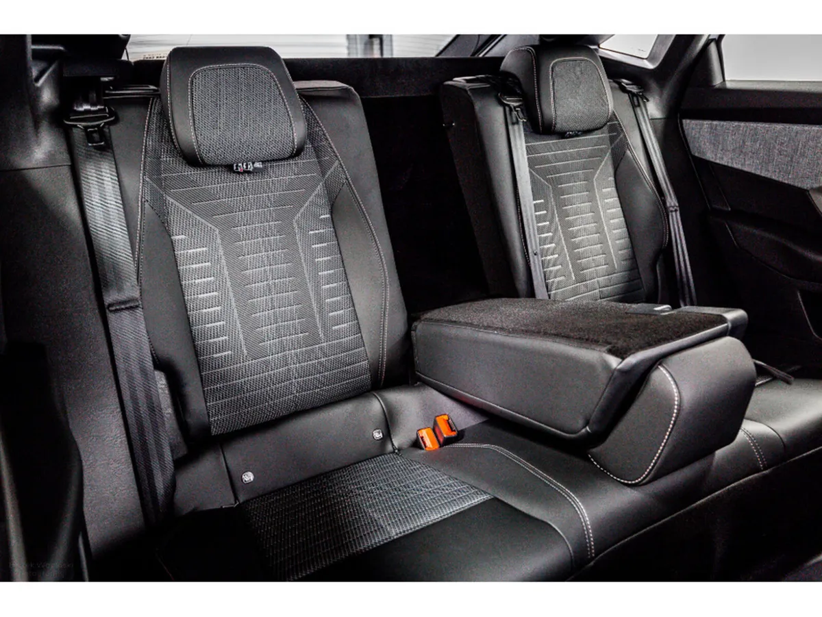 Peugeot 3008 E-Allure 73kWh Auto 210HP - Image 6