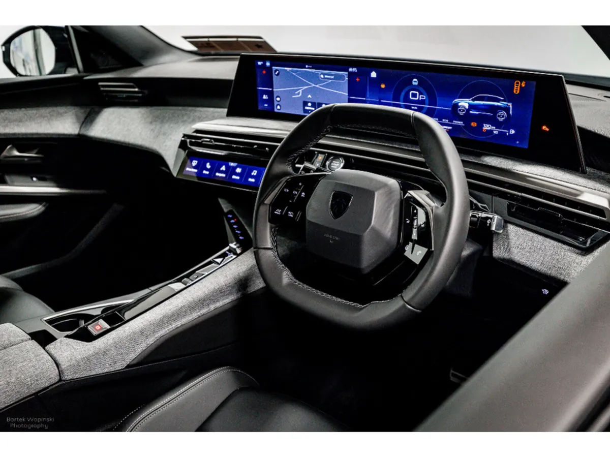Peugeot 3008 *Commercial* Allure Hybrid Auto 145HP - Image 2