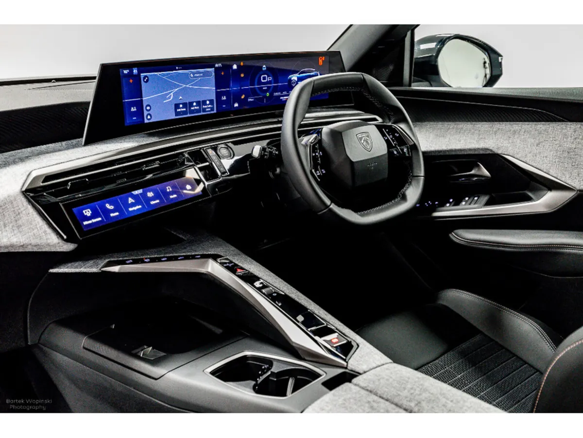 Peugeot 3008 *Commercial* Allure Hybrid Auto 145HP - Image 5