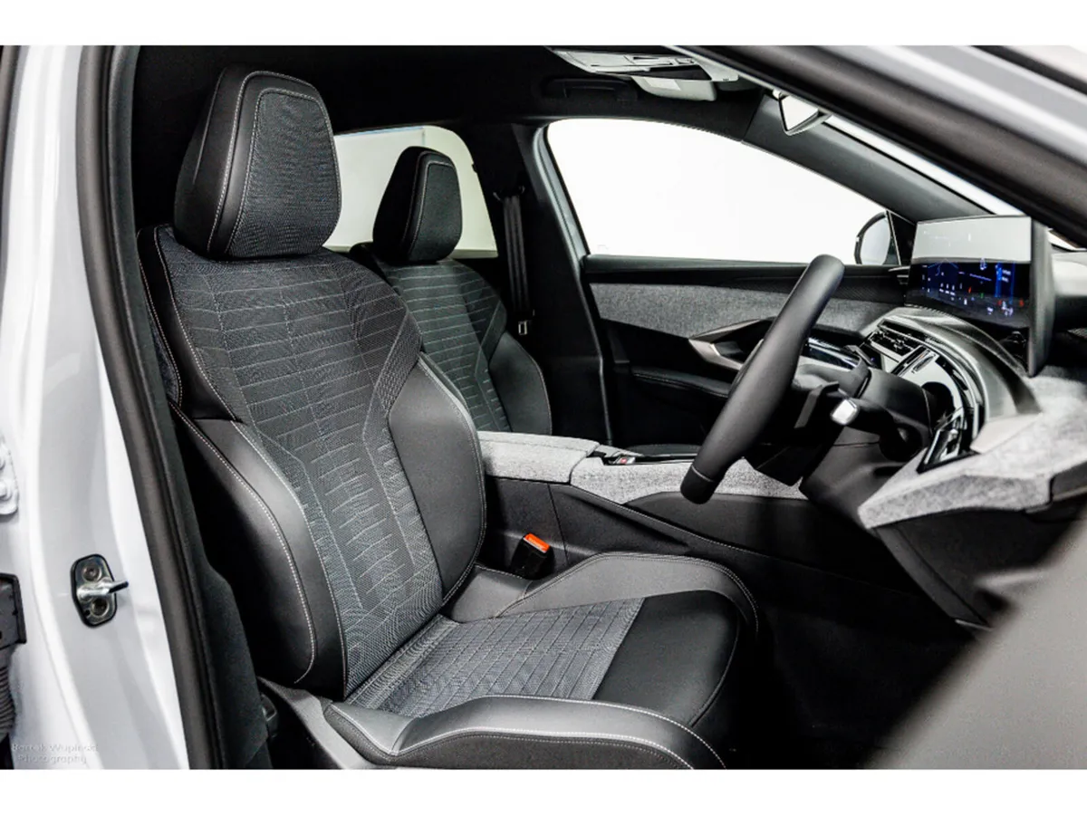 Peugeot 3008 *Commercial* Allure Hybrid Auto 145HP - Image 3