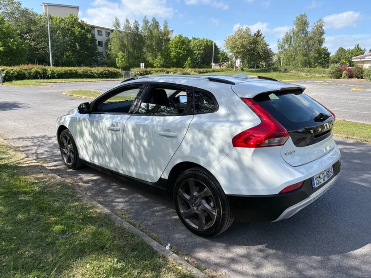 Volvo V40 40 SERIES 1.6 D2 CROSS COUNTRY LUXURY 5 - Image 4