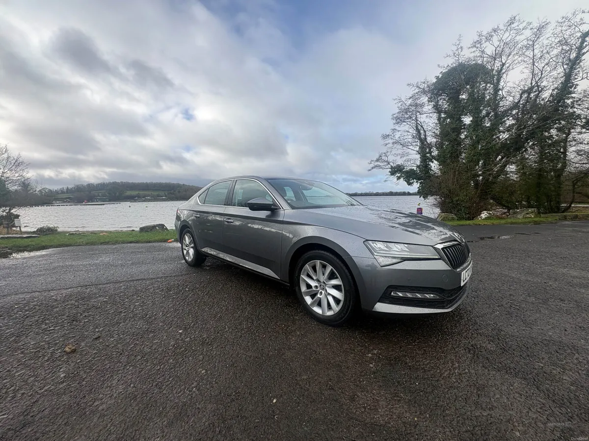 Skoda Superb SEL  DIESEL HATCHBACK - Image 2