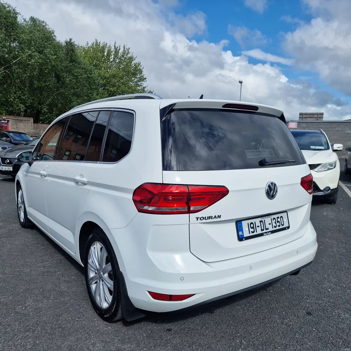 Volkswagen Touran 7 Seats Automatic - Image 4