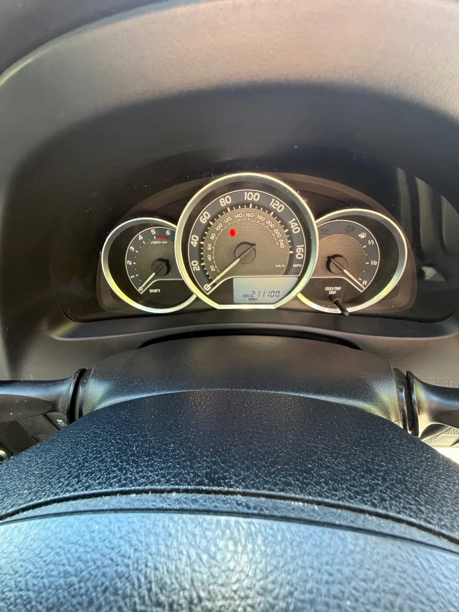 Toyota Auris 2013 - Image 2