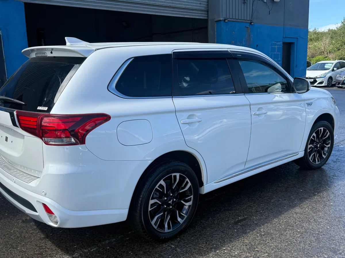 2017 Mitsubishi Oulander Phev Hybrid Automatic - Image 3