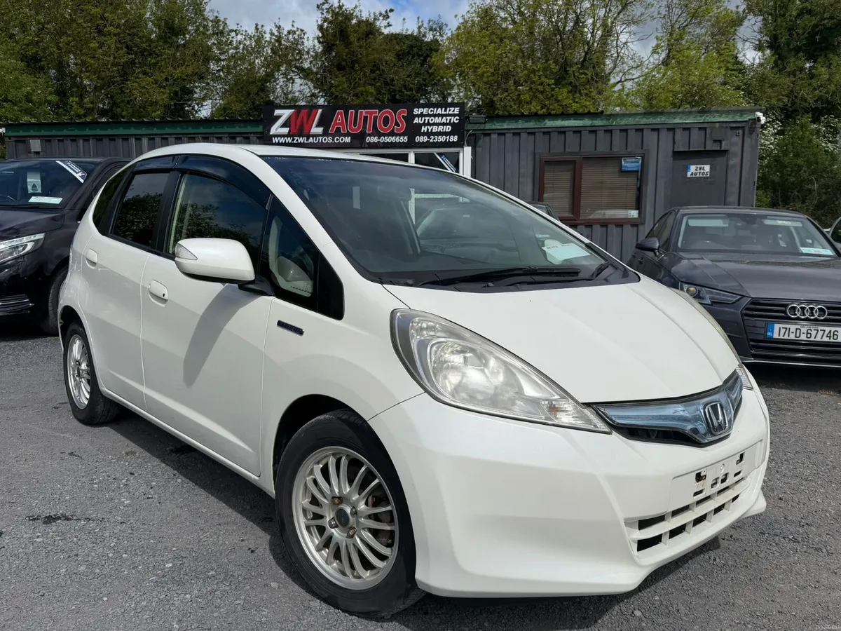 13 HONDA FIT LEATHER SEATS HYBRID - Image 2