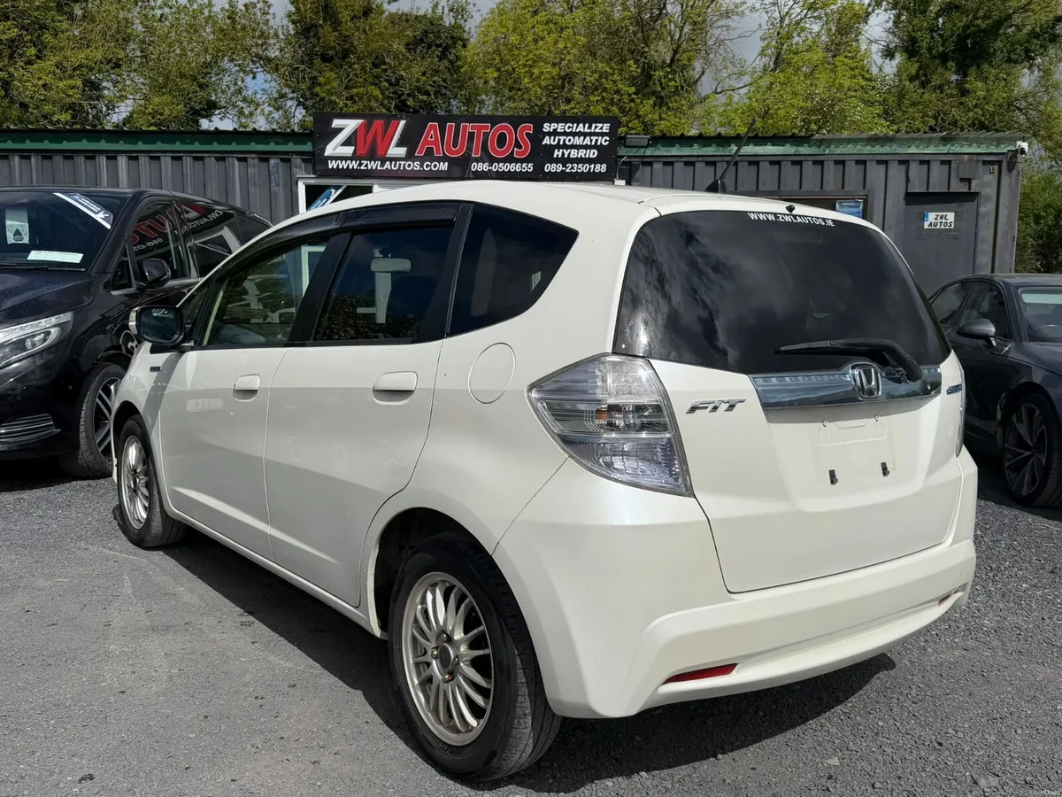 13 HONDA FIT LEATHER SEATS HYBRID - Image 6