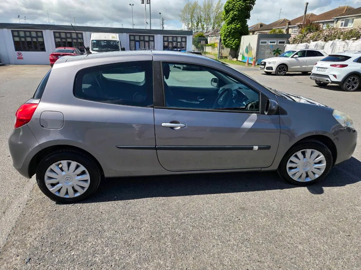Renault Clio 2010 - Image 1