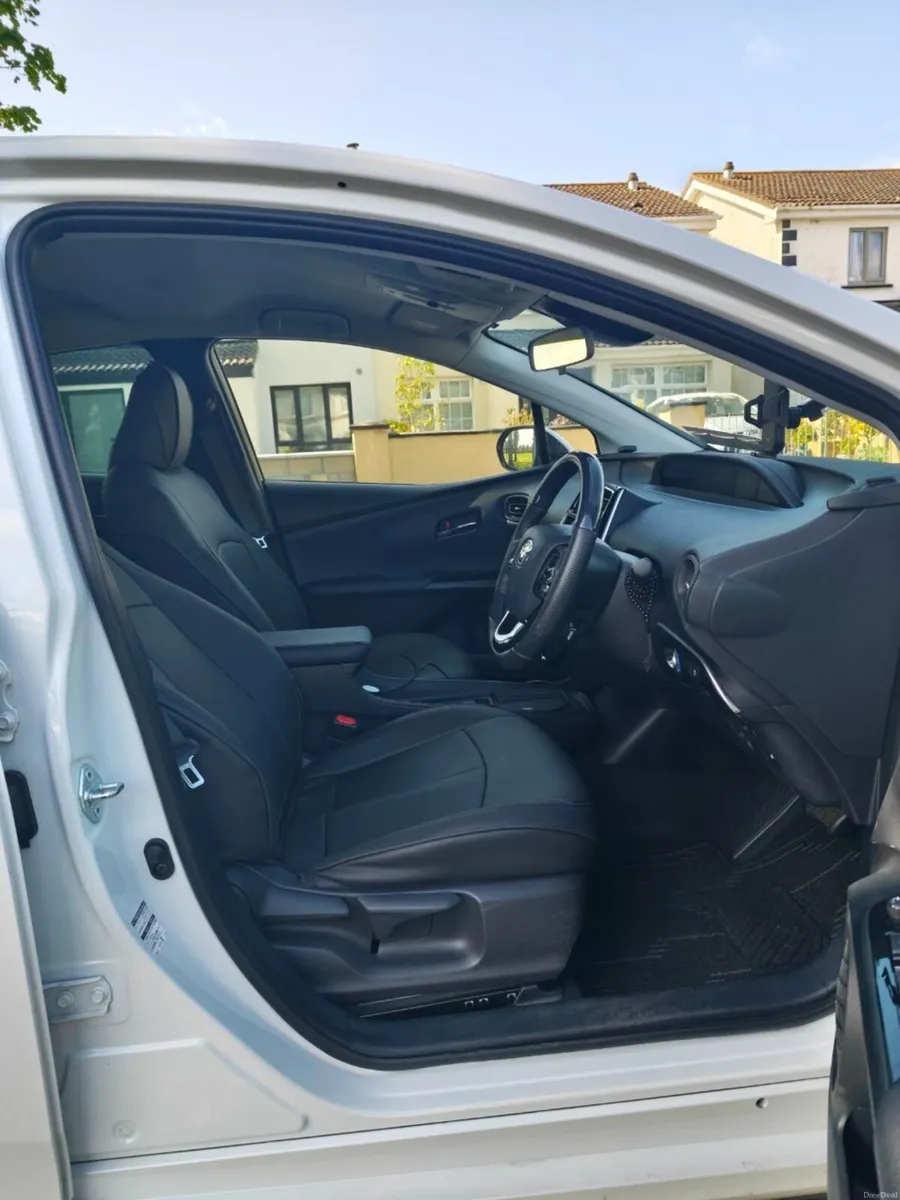 Toyota Prius JDM High-spec 5 SEATER - Image 4