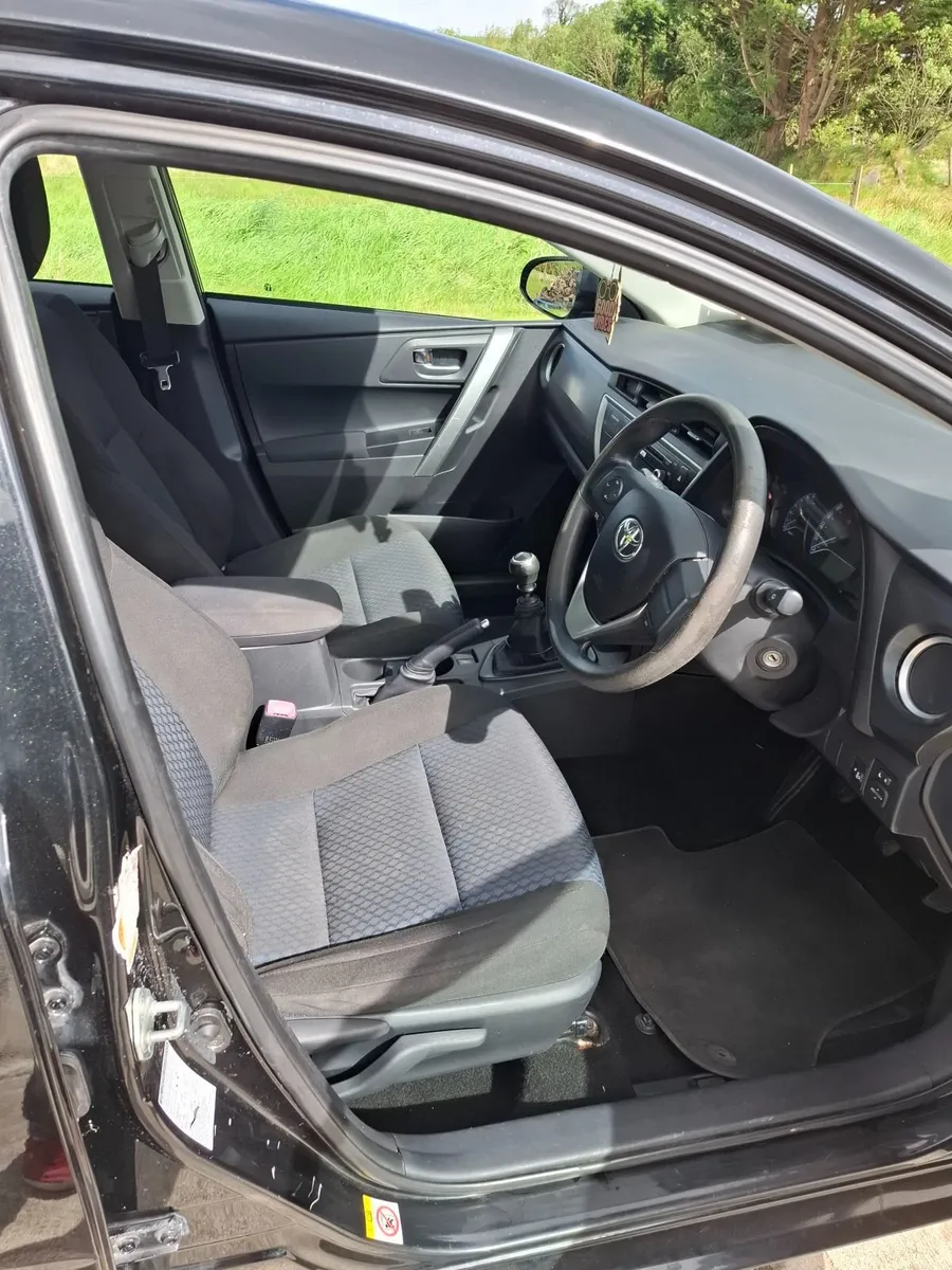 Toyota Auris 2013 - Image 2