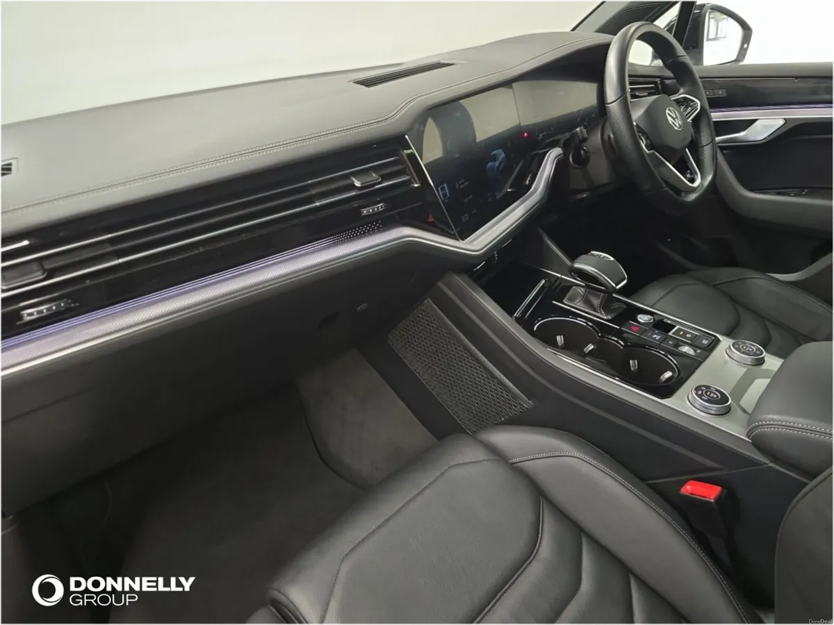 Volkswagen Touareg Diesel Estate Black Edition - Image 2