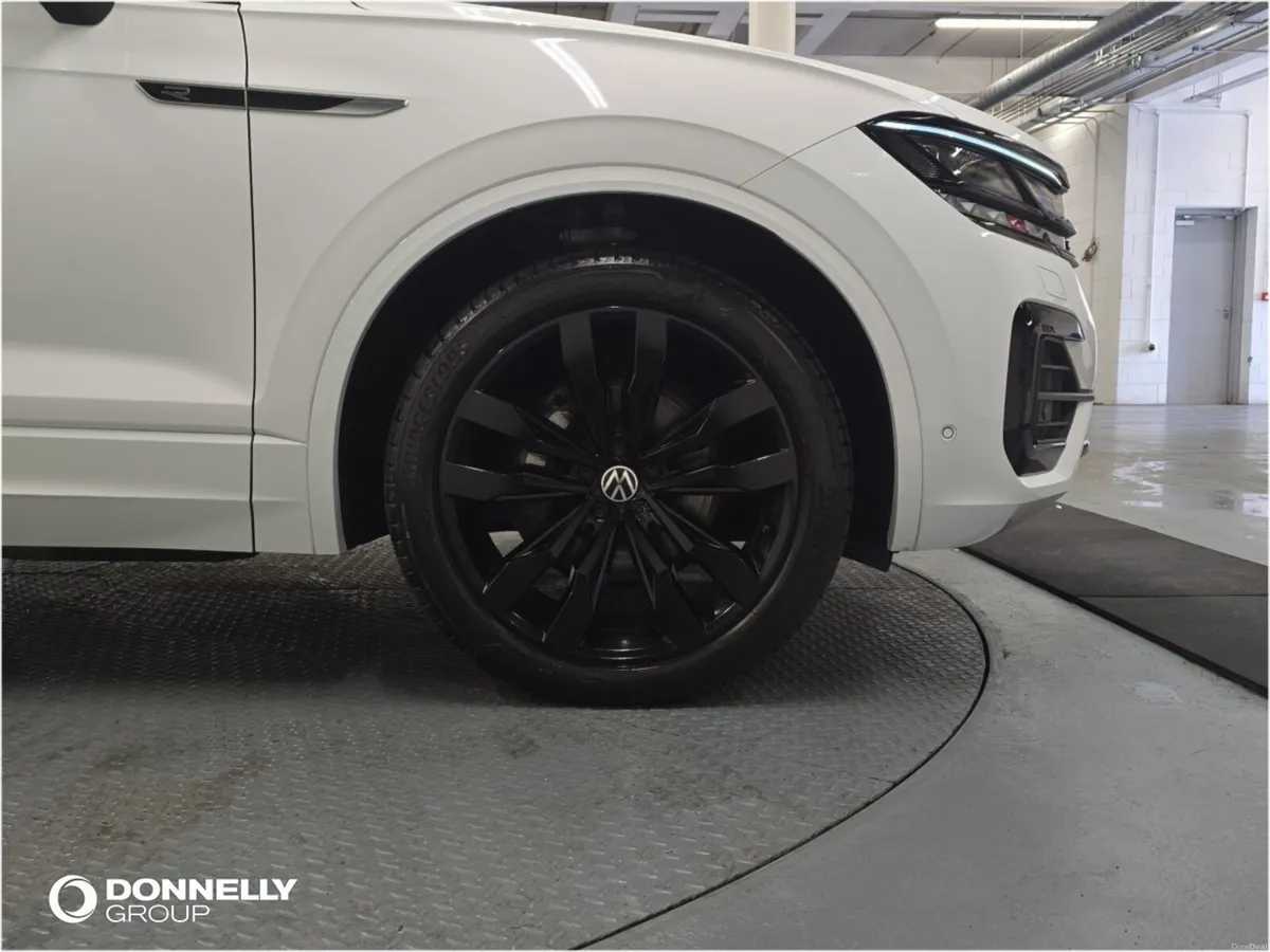Volkswagen Touareg Diesel Estate Black Edition - Image 5
