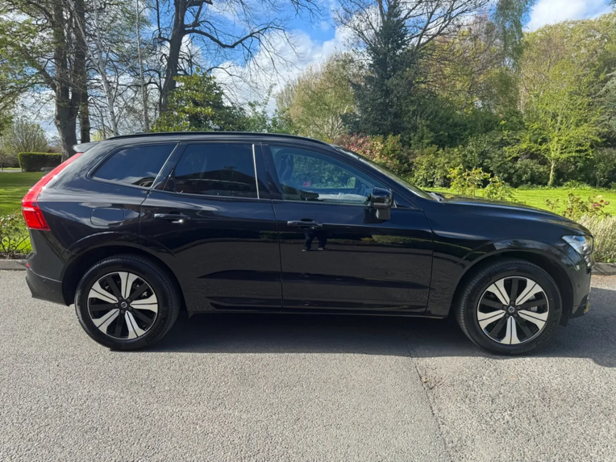 Volvo XC60 2.0 T6 PLUS DARK THEME AW - Image 3