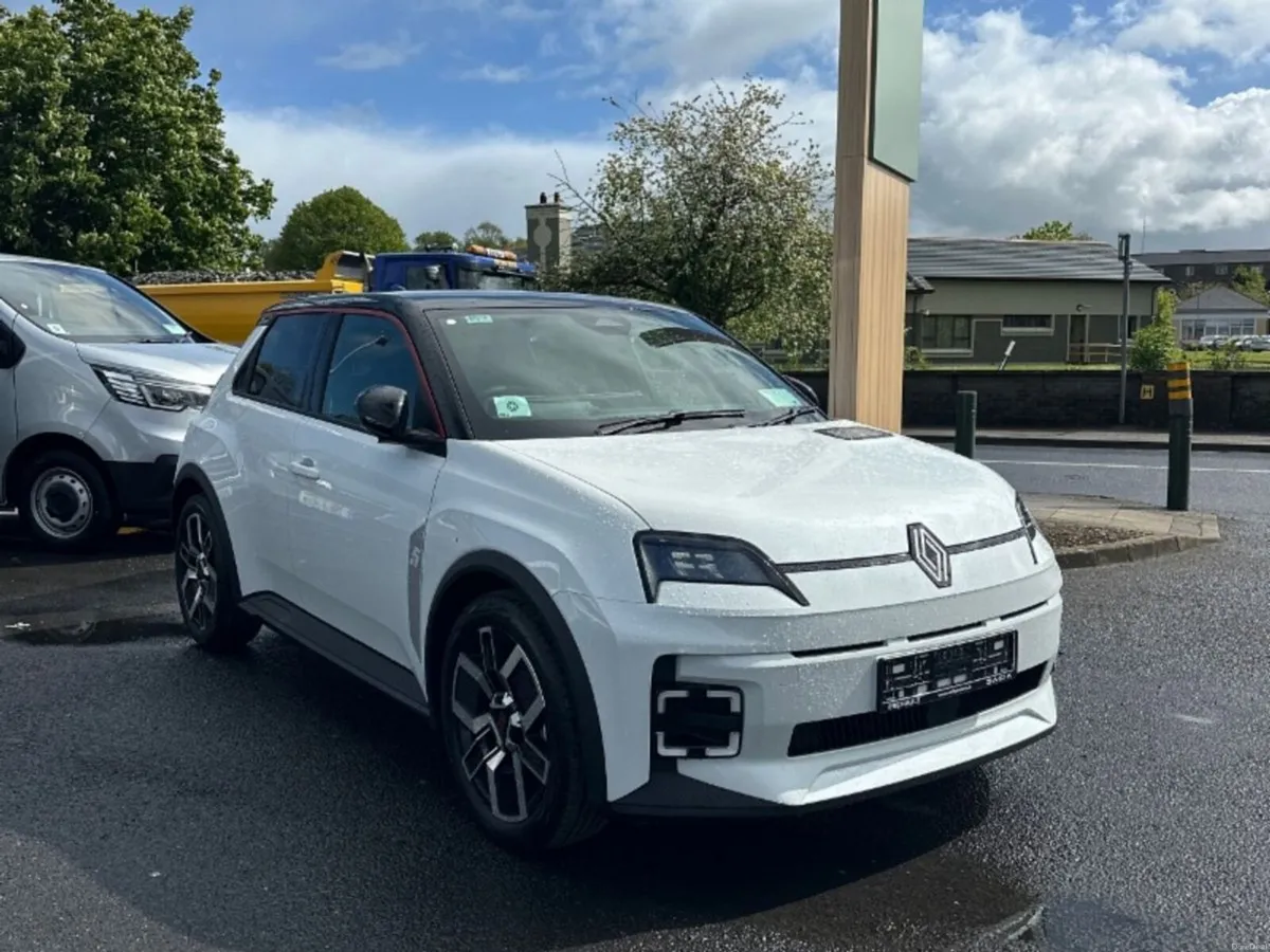 Renault 5 52KWH 150hp Techno - Image 1