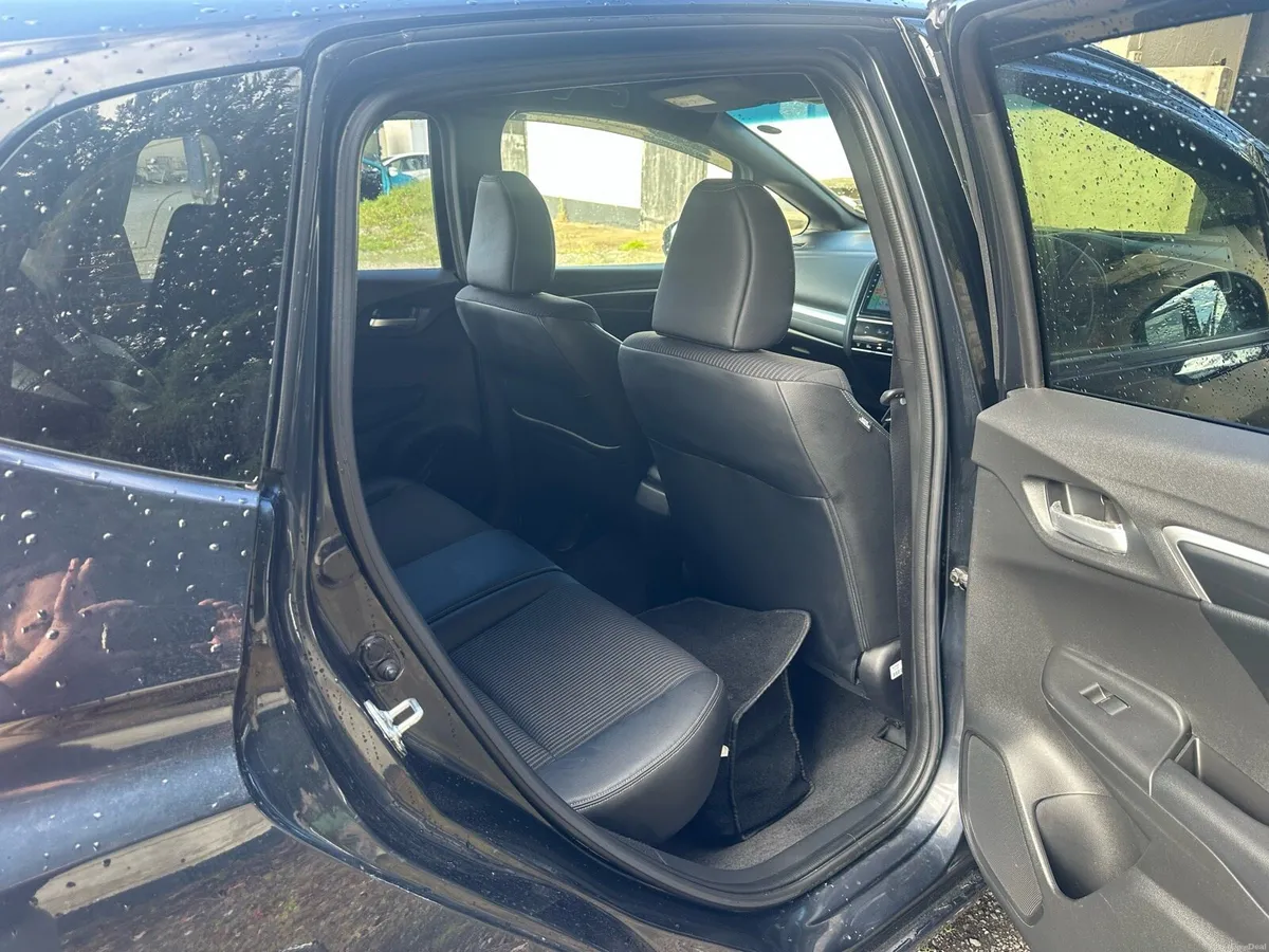 Honda Fit Hybird 2018 Low mileage 69000 kilometres - Image 4