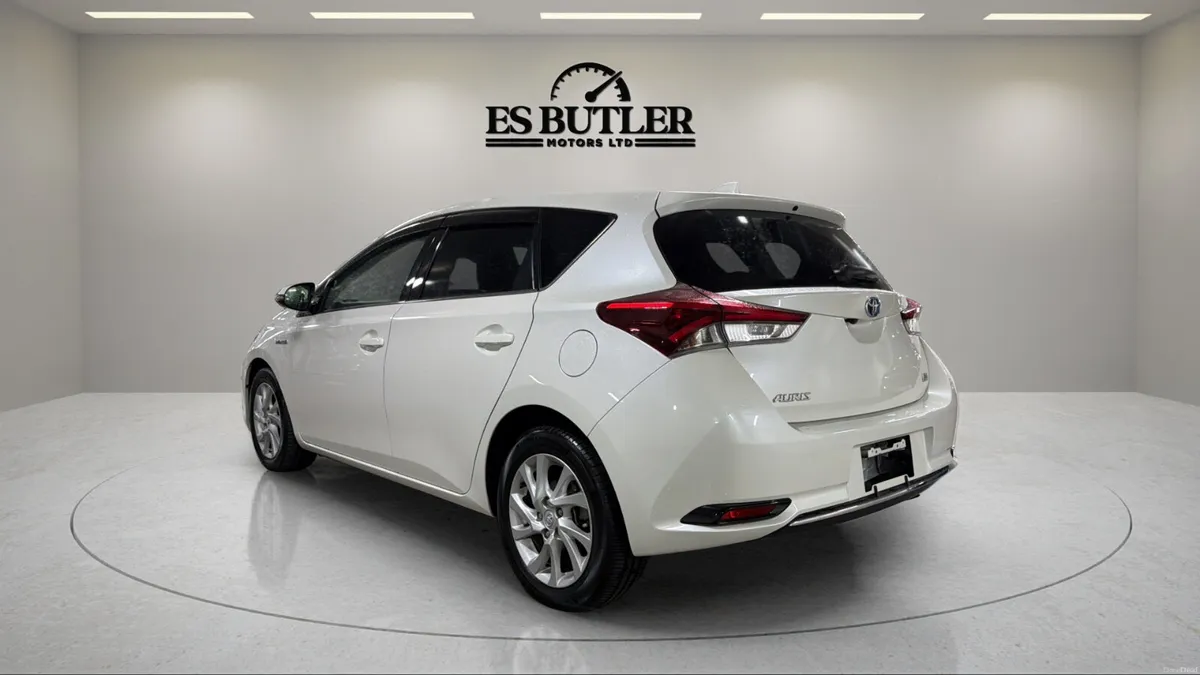 2016 Toyota Auris 1.8L AUTO HYBRID LUNA SPORT - Image 3