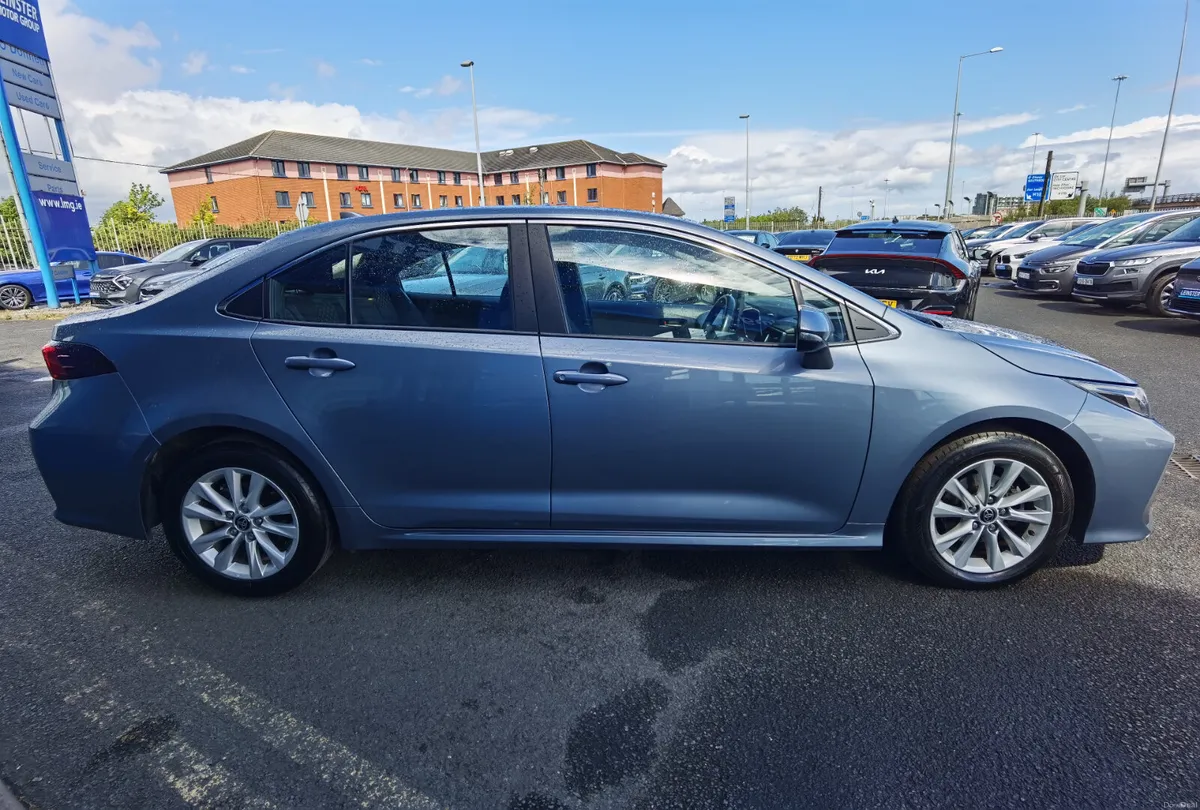 TOYOTA COROLLA 1.8 LUNA SALOON AUTO PETROL HYBRID - Image 4