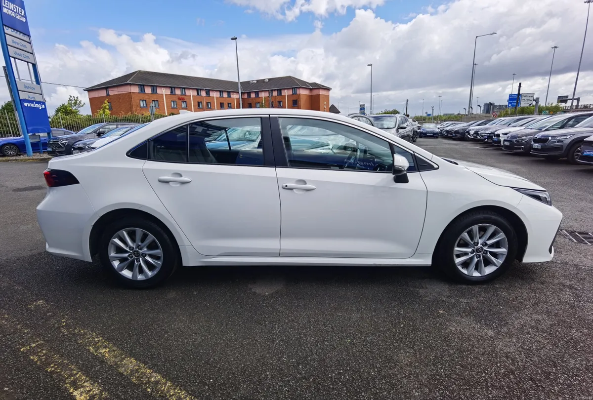 TOYOTA COROLLA 1.8 LUNA SALOON AUTO PETROL HYBRID - Image 4