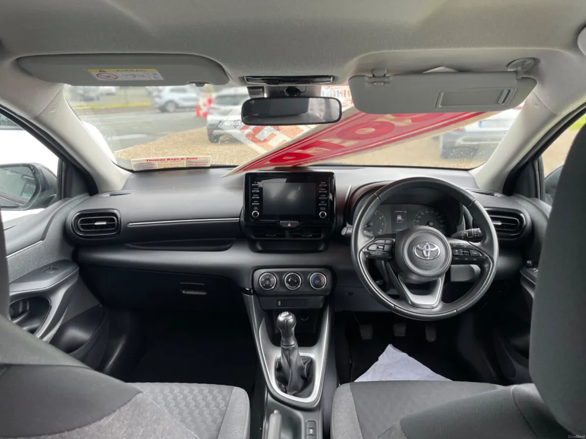 2022 Toyota Yaris Luna - Image 5