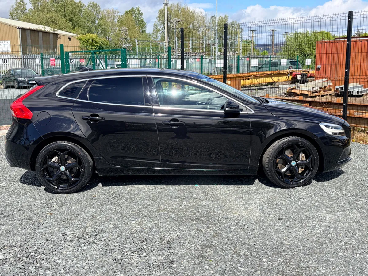 2018 VOLVO V40 1.5T3 INSCRIPTION AUTO FULLY LOADED - Image 3