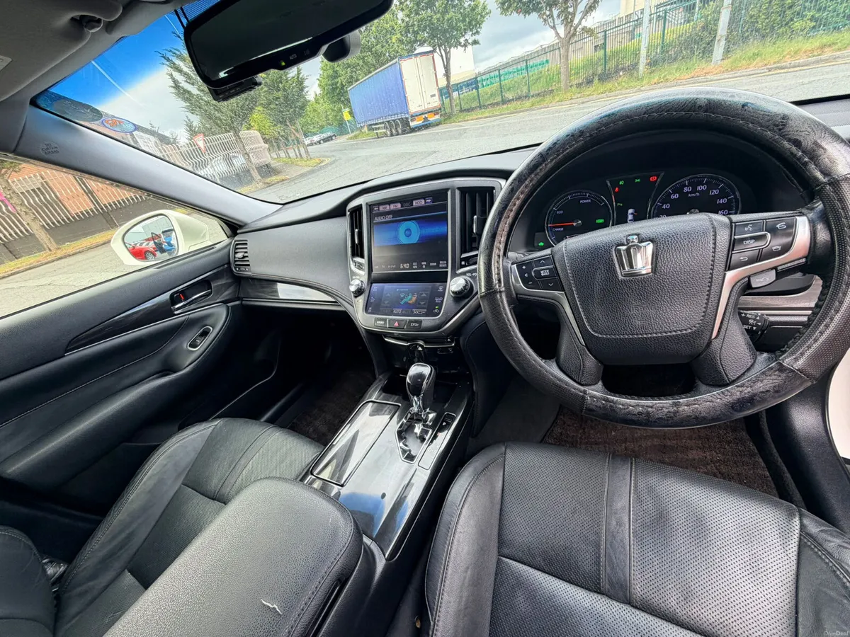2013 Toyota Crown White - Image 6