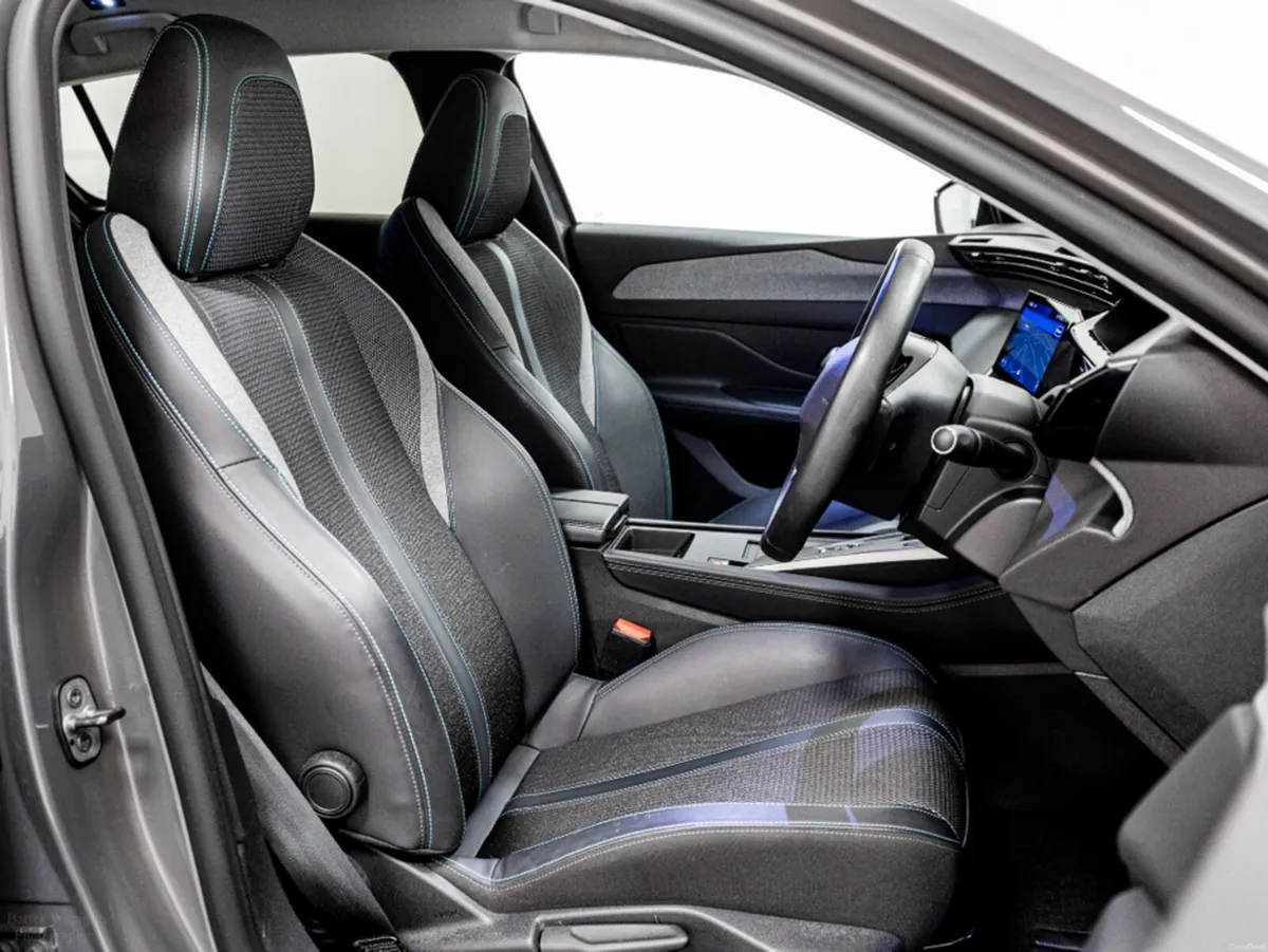 Peugeot 308 E-Allure 54kWh Auto 155HP - Image 3