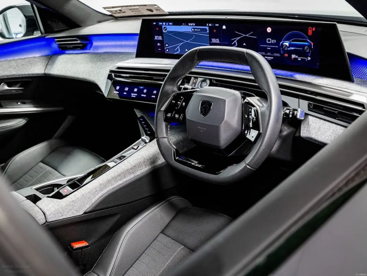 Peugeot 5008 GT Hybrid Auto 145HP - Image 2