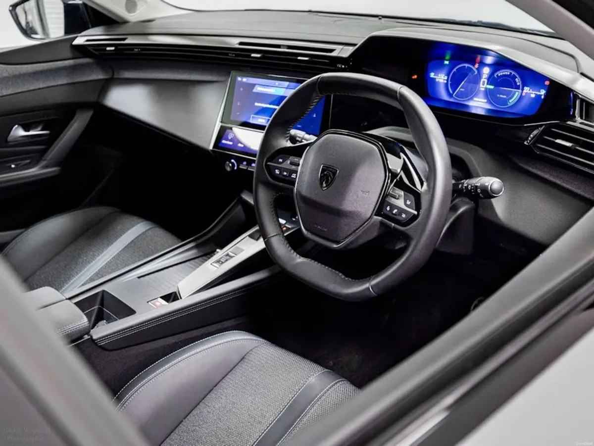 Peugeot 308 E-Allure 54kWh Auto 155HP - Image 4