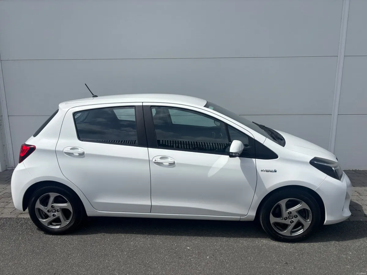 2017 TOYOTA YARIS LUXURY HYBRID A/T - Image 4