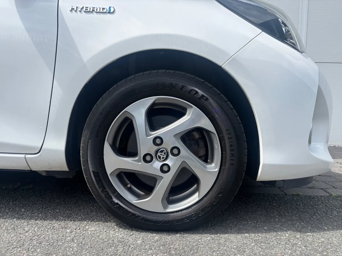 2017 TOYOTA YARIS LUXURY HYBRID A/T - Image 3