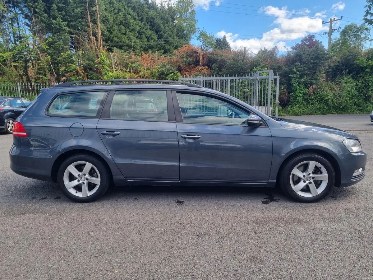 Volkswagen Passat 2011 - Image 2
