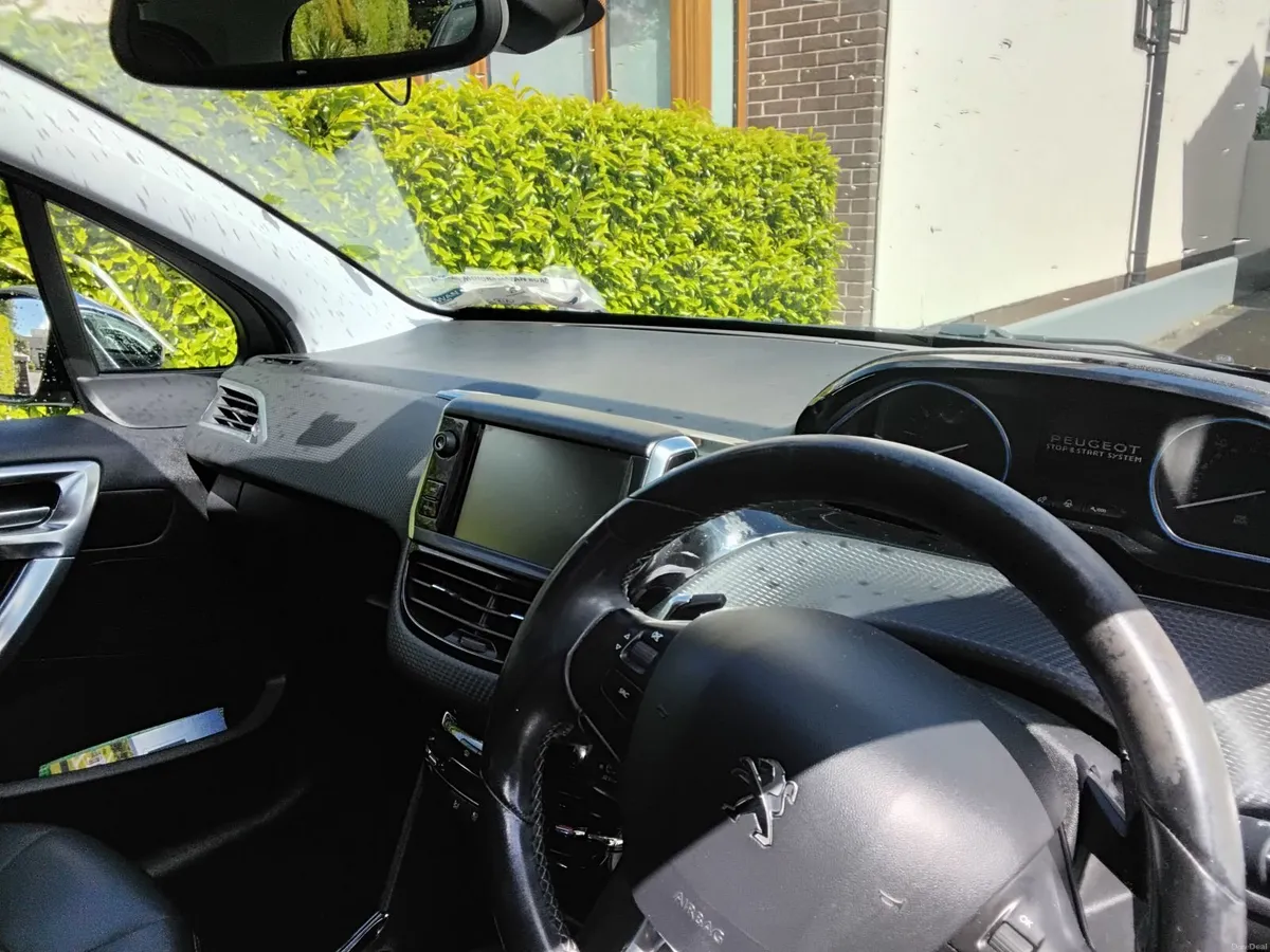Automatic 2016, Peugeot 2008 1.2 Petrol, Black. - Image 2