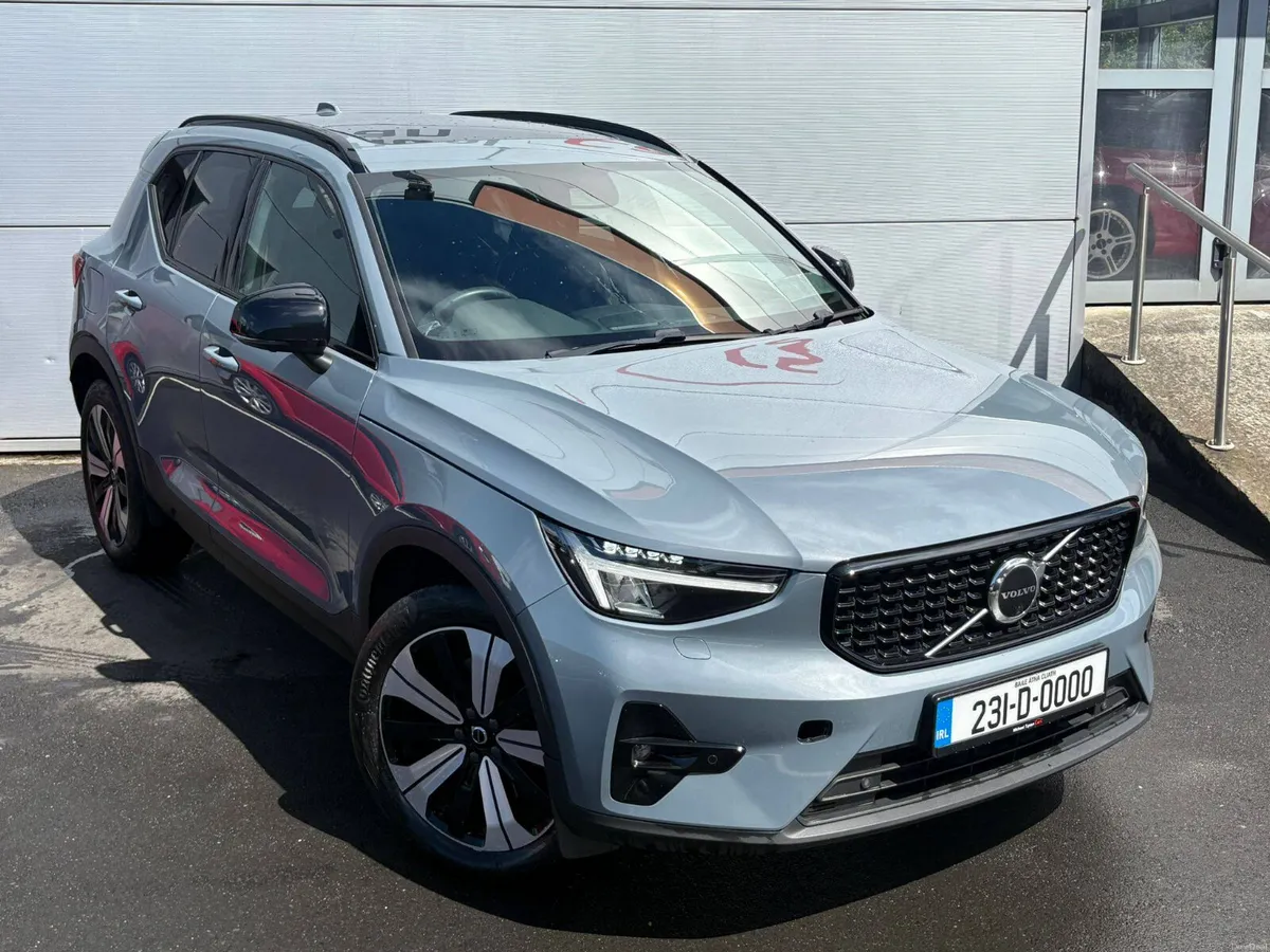 2023 Volvo XC40 T5 Ultimate PHEV, Sunroof, CarPlay - Image 3