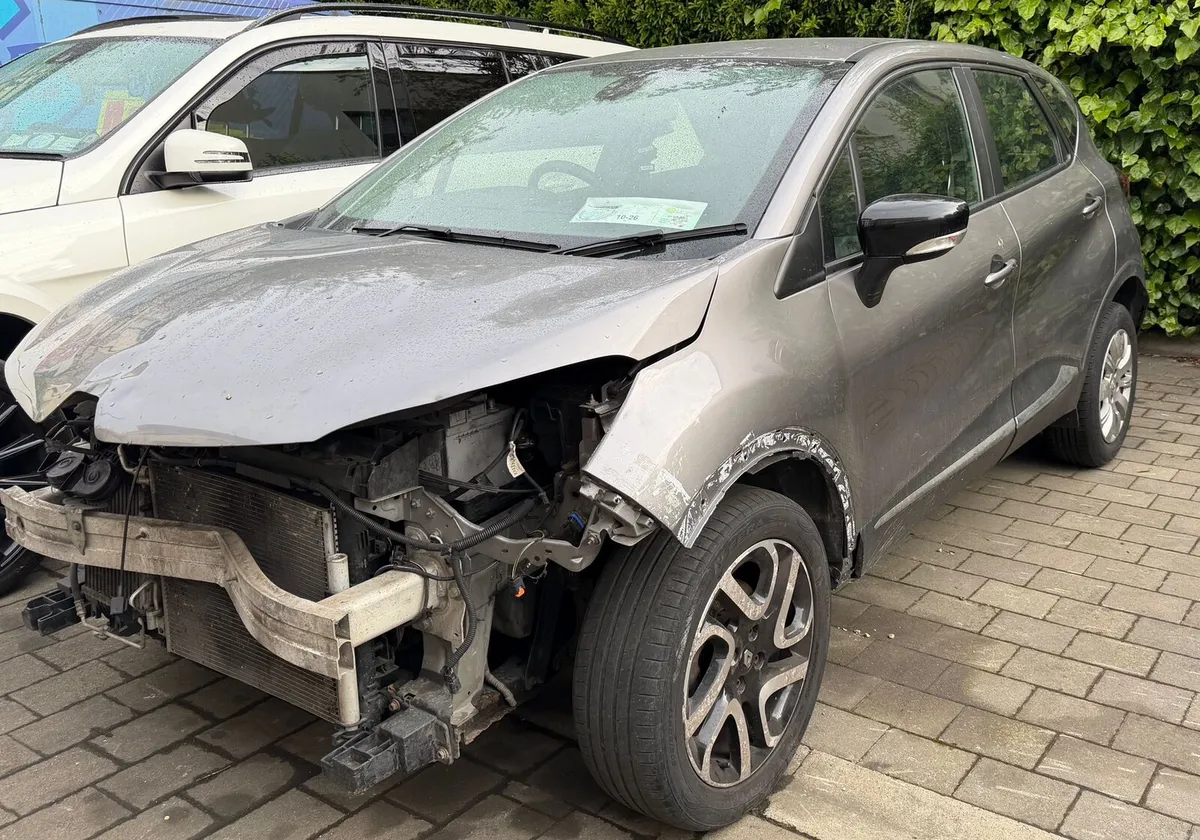 €2,250 2017 Renault Captur Unrecorded Damage Start - Image 4