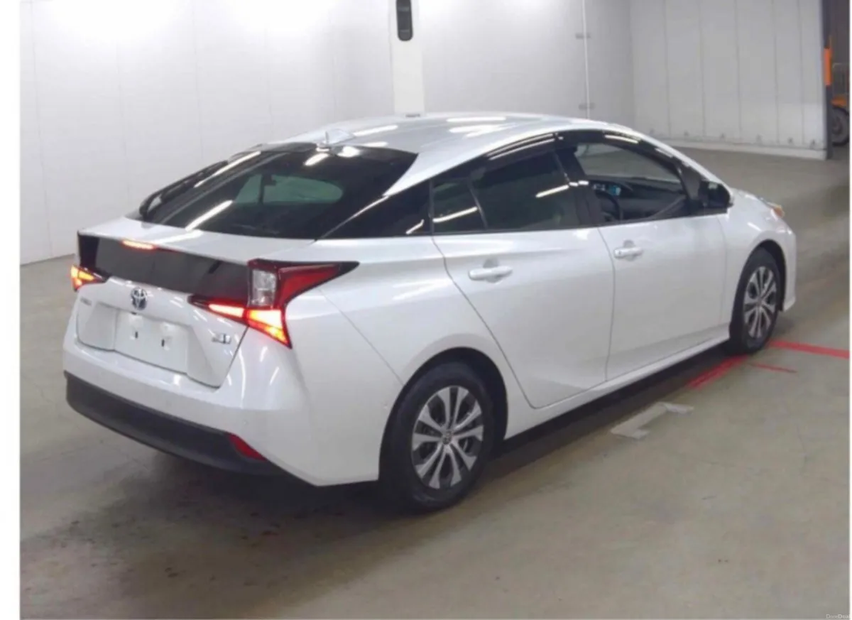 2022 Toyota prius White - Image 3