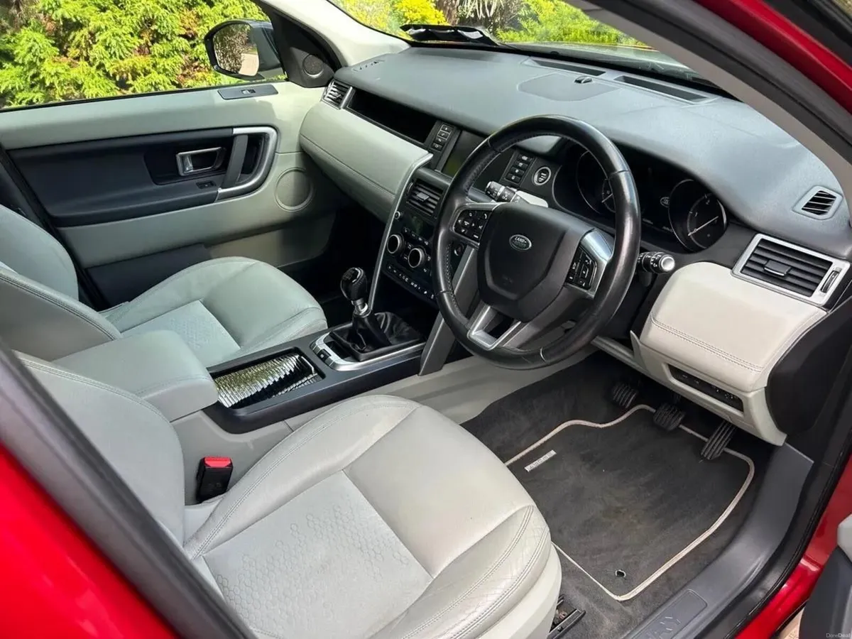 Land Rover Discovery Sport 2017 - Image 2