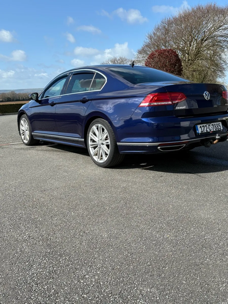 R Line VW Passat 2.0 L with panoramic - Image 2