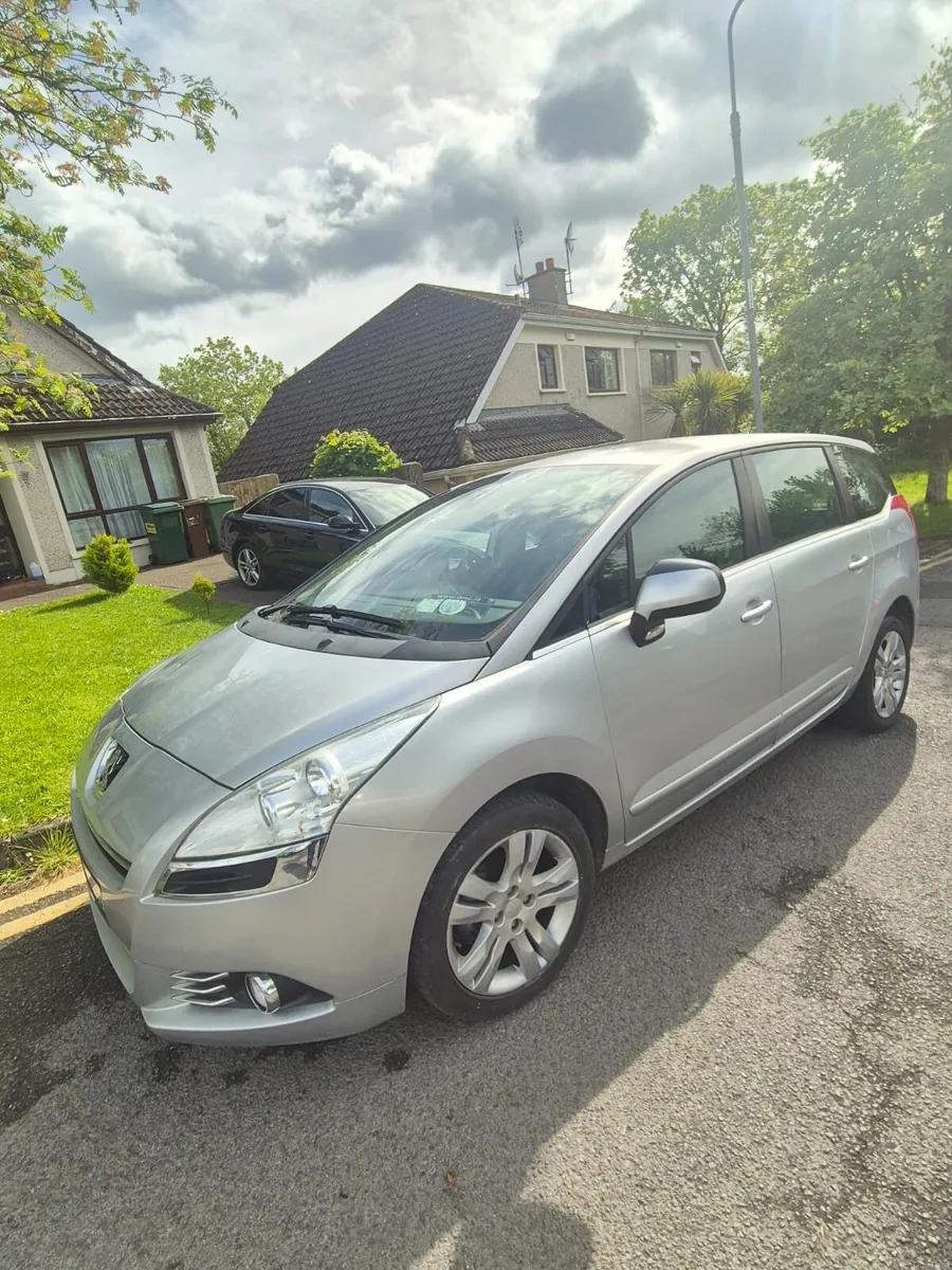 Peugeot 5008 2012 - Image 1