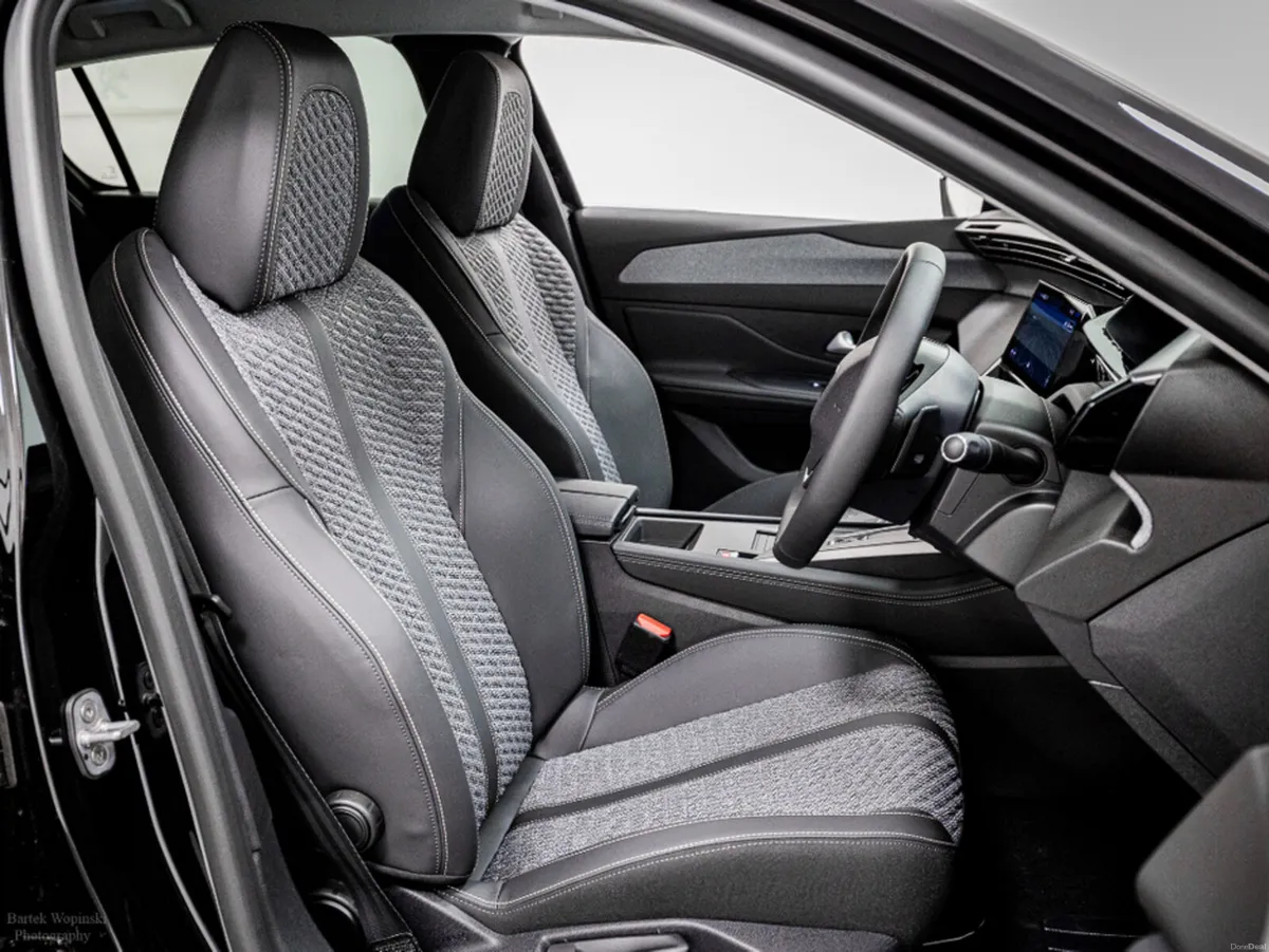 Peugeot 308 E-Allure 58kWh 155HP - Image 3