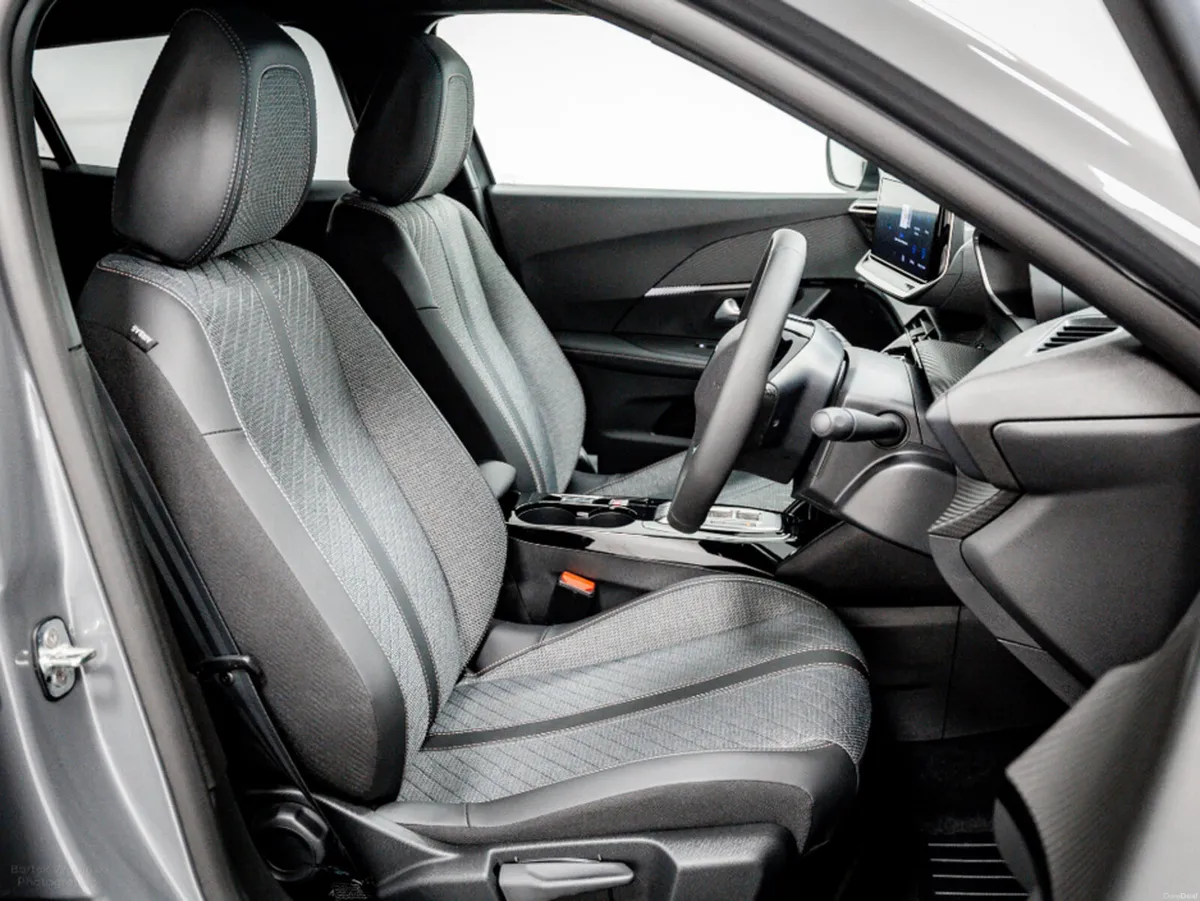 Peugeot 2008 E-Allure 54kWh 155HP - 400km+ range, - Image 3