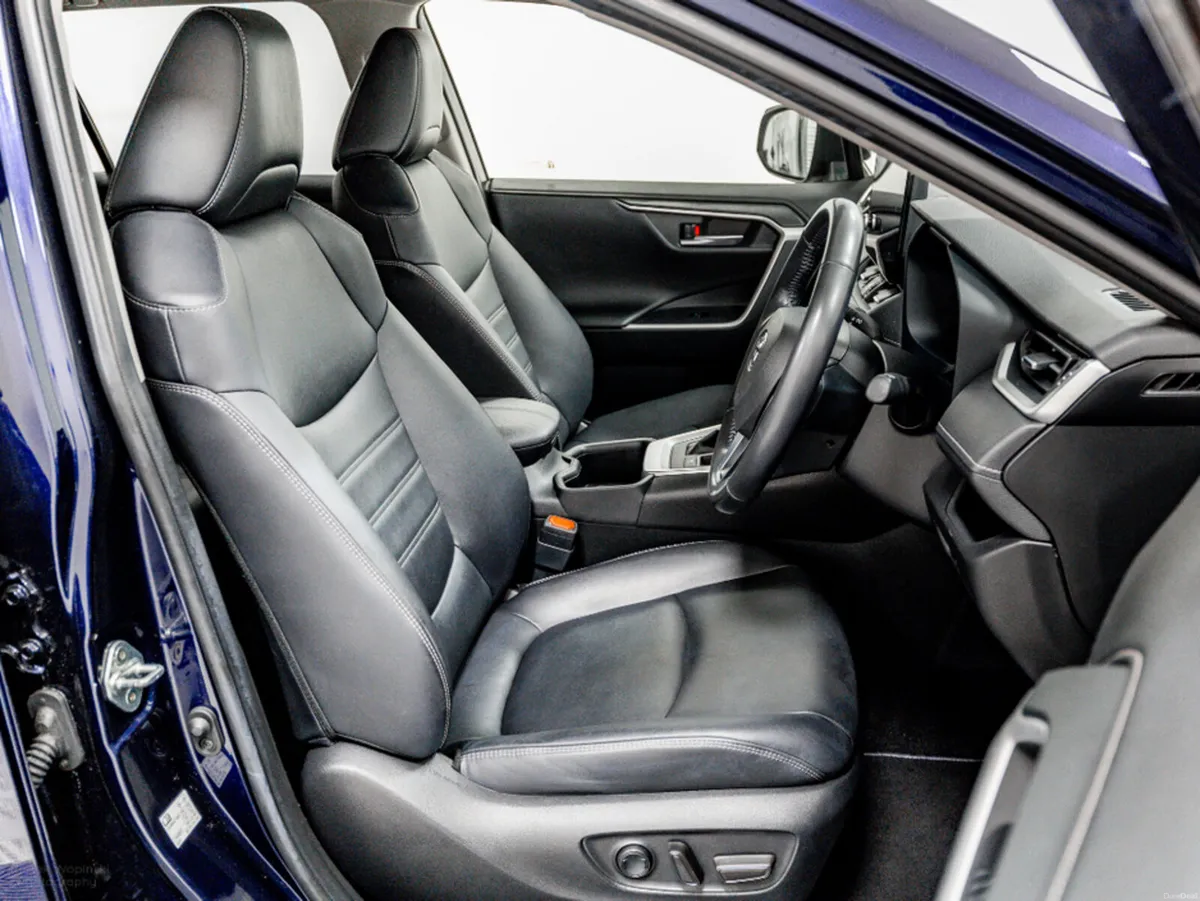 Toyota RAV4 SOL Hybrid Auto 220HP - Image 3