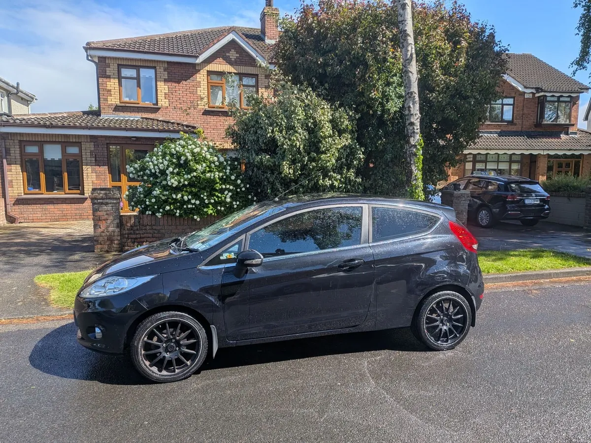 Ford Fiesta 2010 - Image 2
