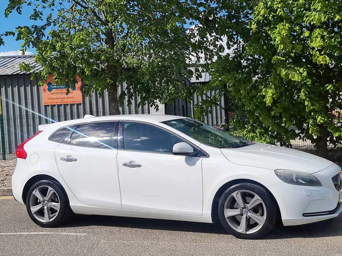 Volvo V40 2015 automatic nct&tax €8990 - Image 3