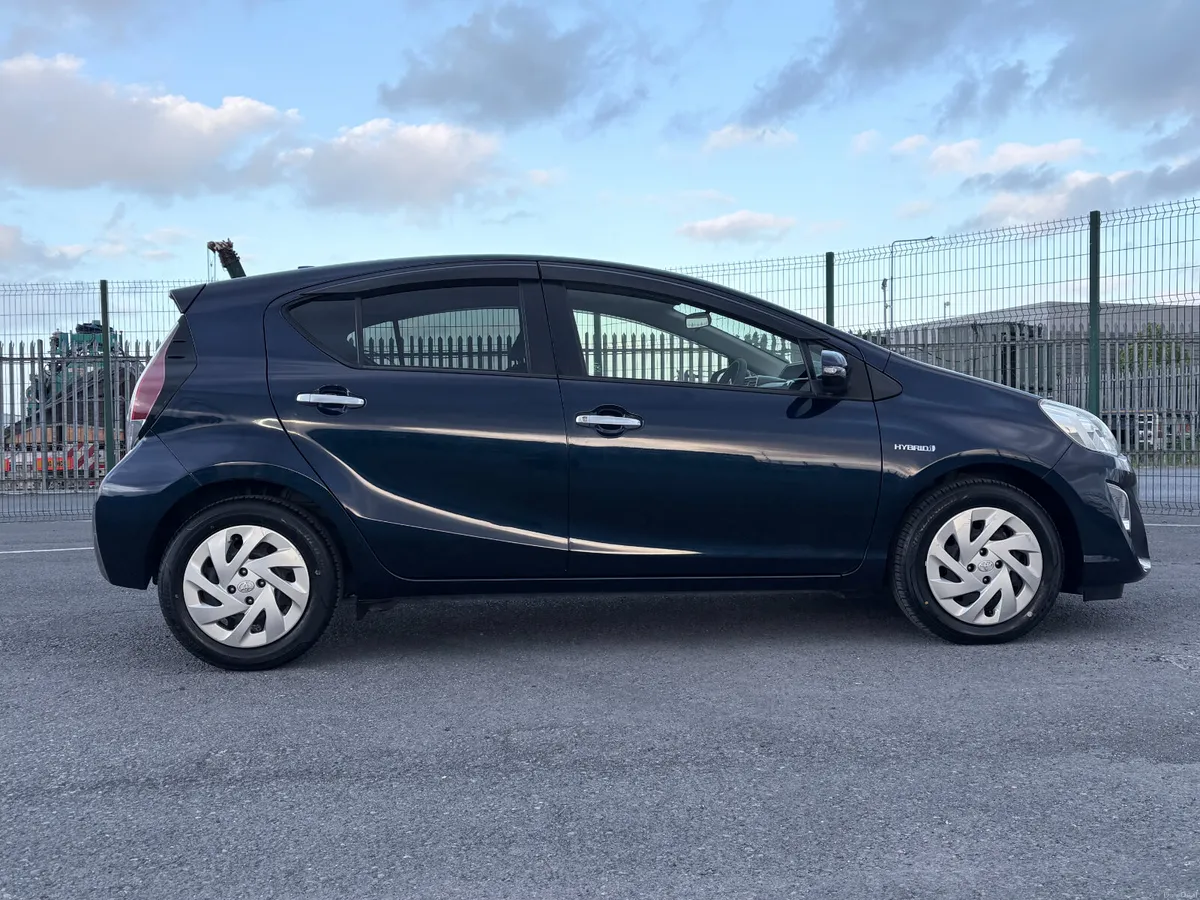 2017 Toyota Aqua. Automatic - Image 4