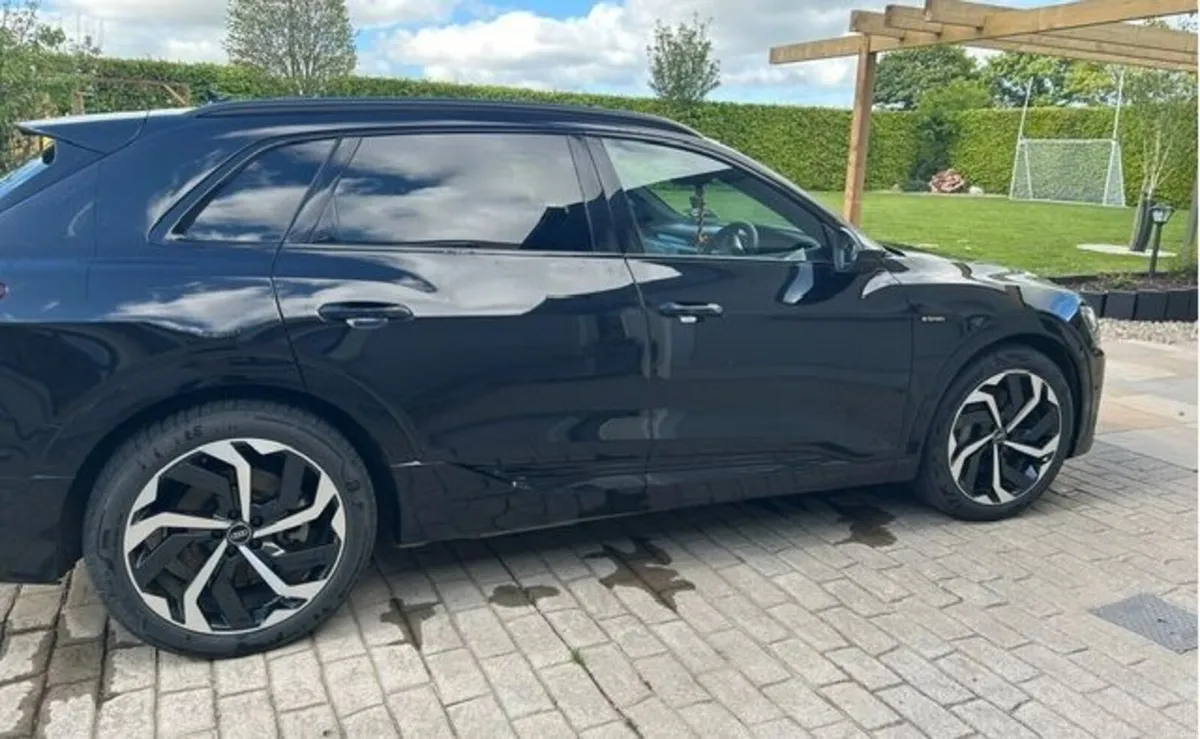 Audi Q8 e-tron 2023 - Image 3