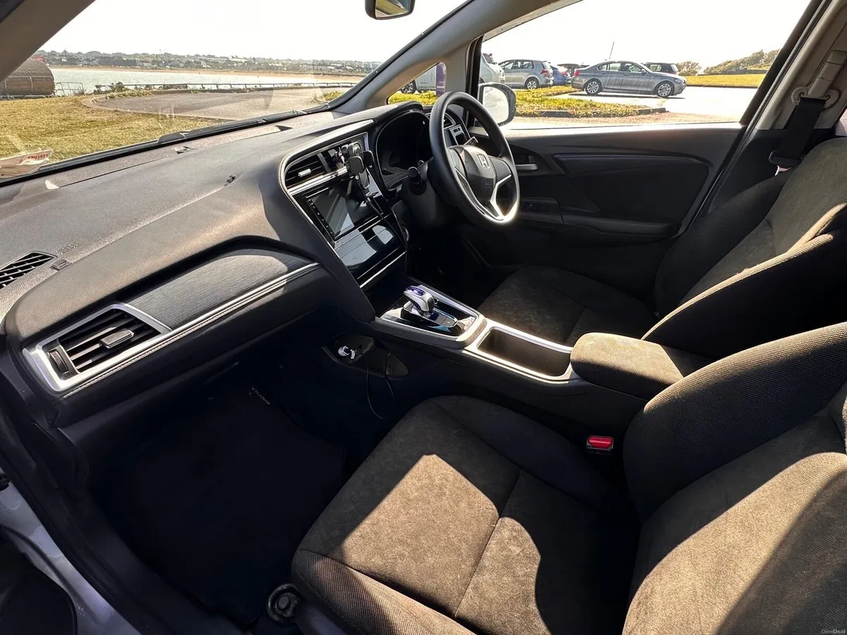 2016 Honda Shuttle Hybrid Auto Estate, Huge Boot - Image 4