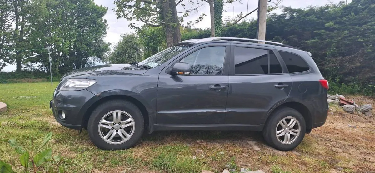 Hyundai Santa Fe 7 seater Jeep 4WD - Image 2