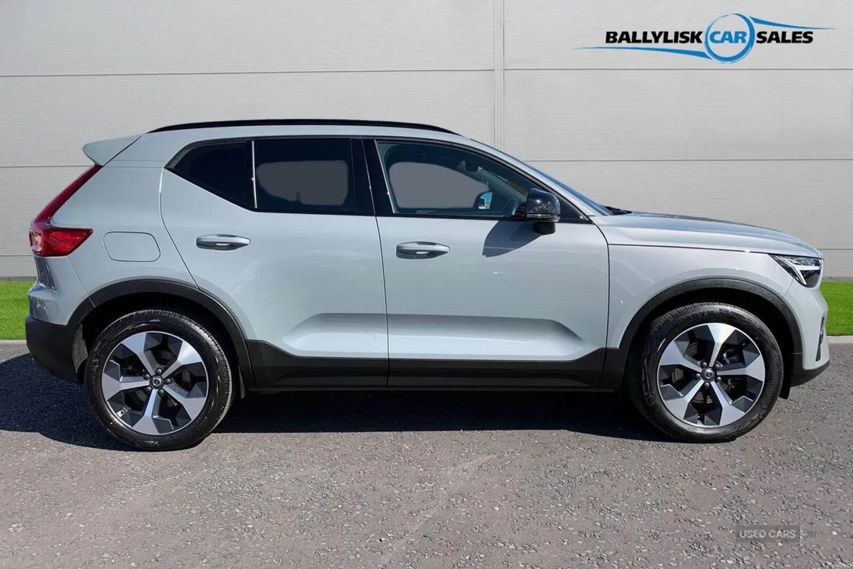 Volvo XC40 2.0 B4 197PS Plus Dark Auto in Grey wit - Image 3